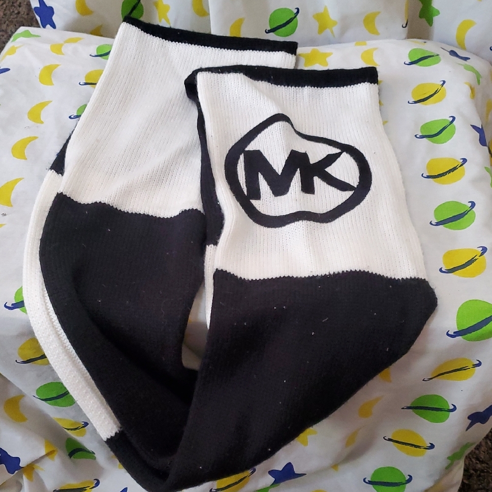 Michael Kors Black And White Infinity Scarf‎